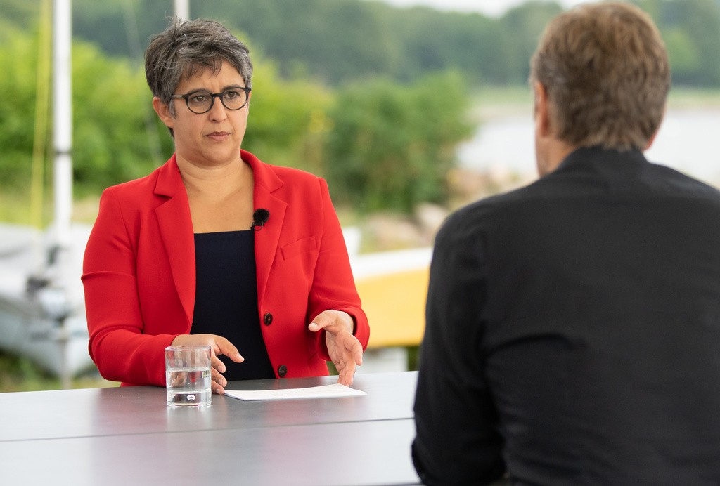 Shakuntala Banerjee, stellvertretende Leiterin des ZDF-Hauptstadtstudios Berlin und Robert Habeck, Co-Vorsitzender Bündnis 90/Die Grünen