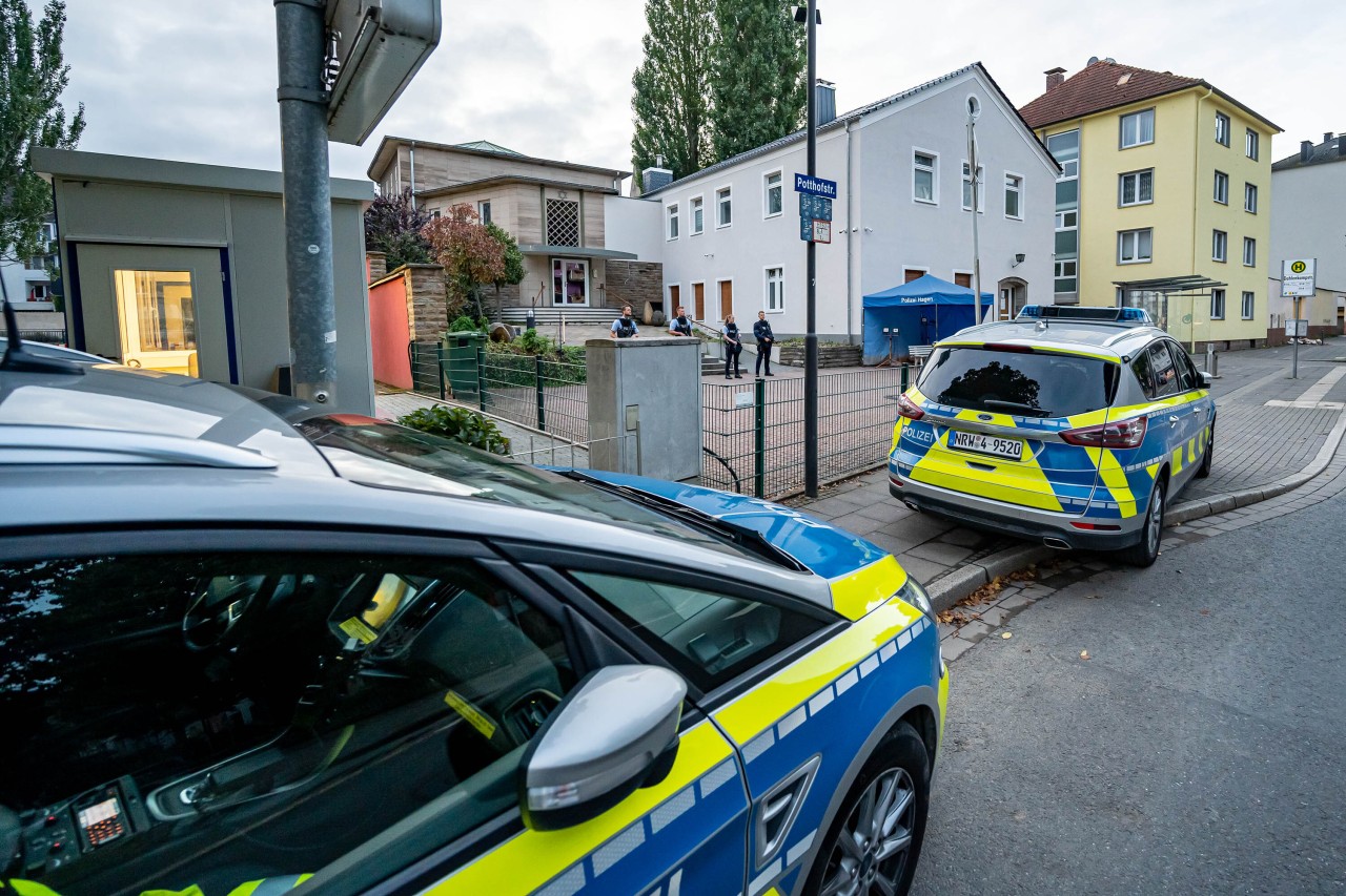 Die Polizei Hagen bewachte die Synagoge bis in die Morgenstunden am Donnerstag intensiv.