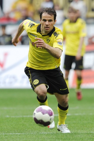 Nach Stationen in Belgien, Kaiserslautern und Karlsruhe, landete der Dribbler in Dortmund. Hier sah seine Bilanz deutlich besser aus. Alleine in der Saison 2011/12 bereitete er in 36 Pflichtspielen zehn Tore vor.