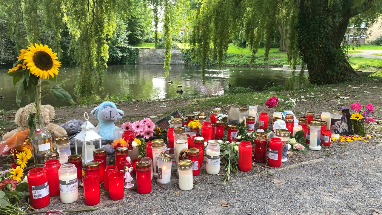 Am Fundort der getöteten Hannah in Hamm (NRW) stehen Kerzen und Blumen.