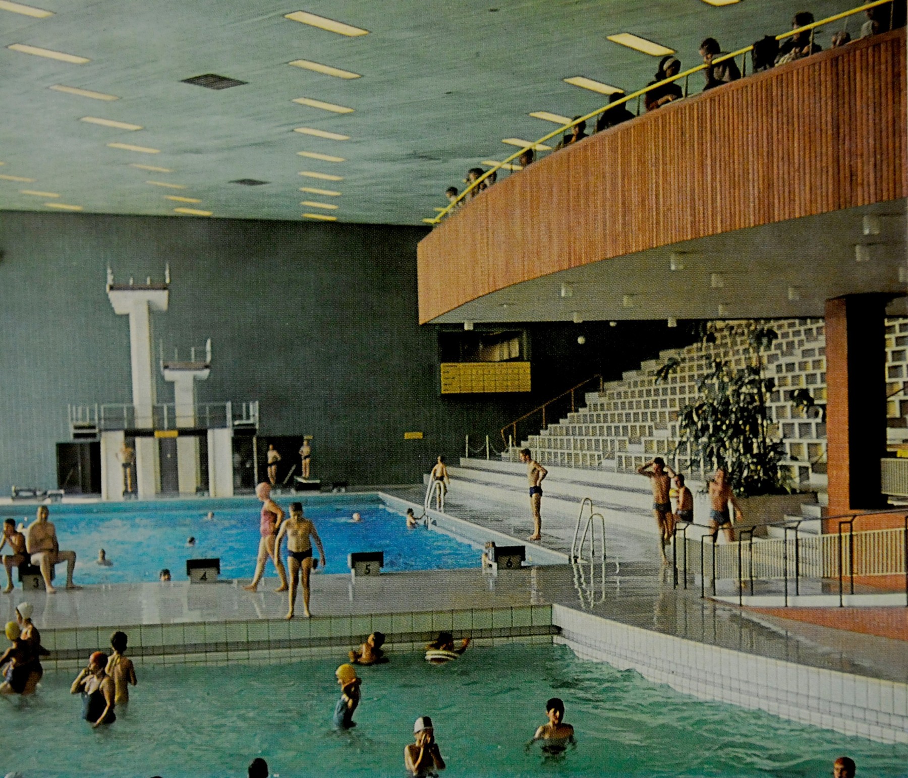 Unten wird geplanscht, oben vergnügen sich die Trockenschwimmer in der Milchbar. Dieses Bild von Josef Stoffels entstand 1966. Repro: Kerstin Kokoska / FUNKE Foto Services