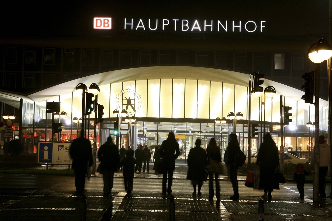 Am Hauptbahnhof Bochum führten zwei Betrüger Reisende hinters Licht. (Symbolbild)