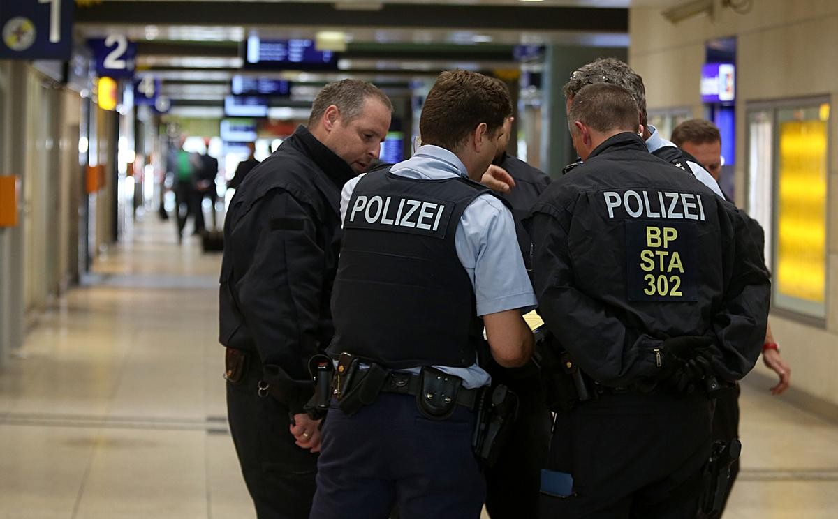 Geiselnahme am Kölner Hauptbahnhof: Die Polizei ist mit einem Großaufgebot vor Ort. 