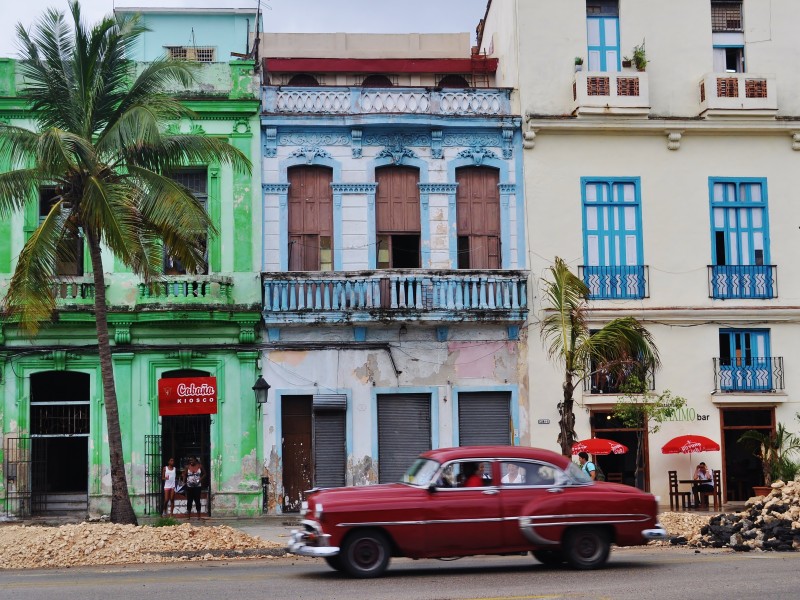 Bunte Kolonialhäuser und amerikanische Oldtimer - Havanna begeistert Touristen mit seinem Retro-Flair.