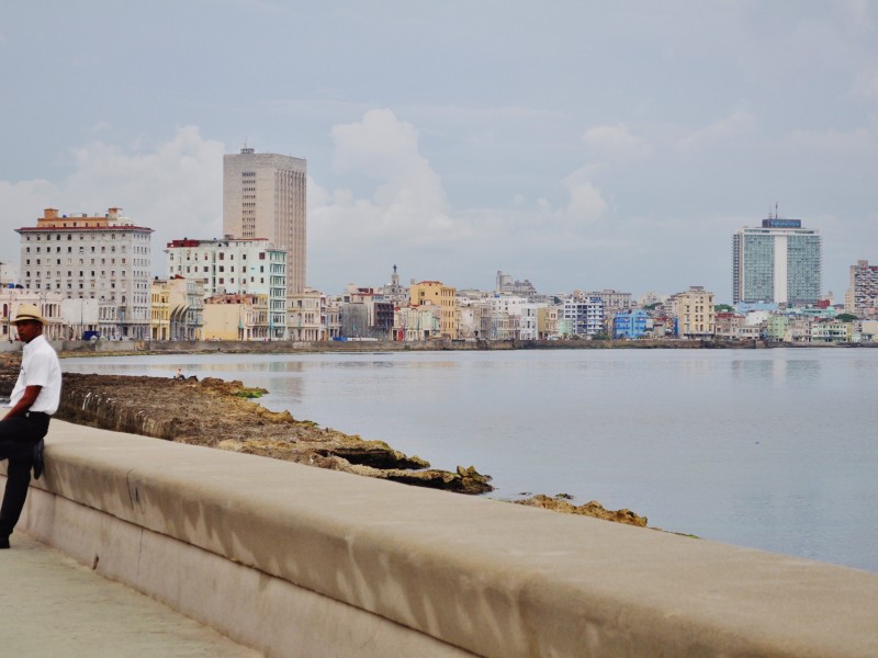 Viele Hochhäuser an der Malécon, der Uferstraße von Havanna, sind berühmten Hotels aus Florida nachempfunden.