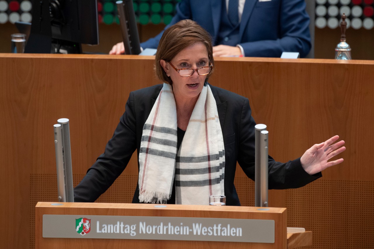 NRW-Schulministerin Yvonne Gebauer hat ein Ende der Maskenpflicht im Unterricht verkündet. (Archivbild)