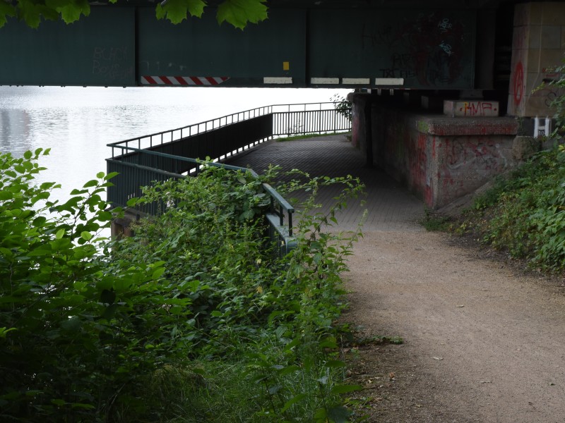 Marcel H. ist inzwischen in der Wohnung von Christopher W., fünf Kilometer vom ersten Tatort entfernt. Womöglich ist er einfach zu Fuß gegangen, hat sich am Rhein-Herne-Kanal versteckt, bis es dunkel wurde.