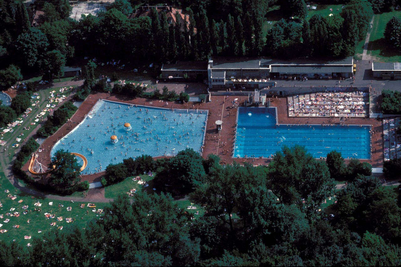 Im Sommerbad am Insulaner in Berlin ist manchen Menschen die Hitze in Deutschland zu Kopf gestiegen. Plötzlich prügelten 100 Leute aufeinander ein. (Archivbild)