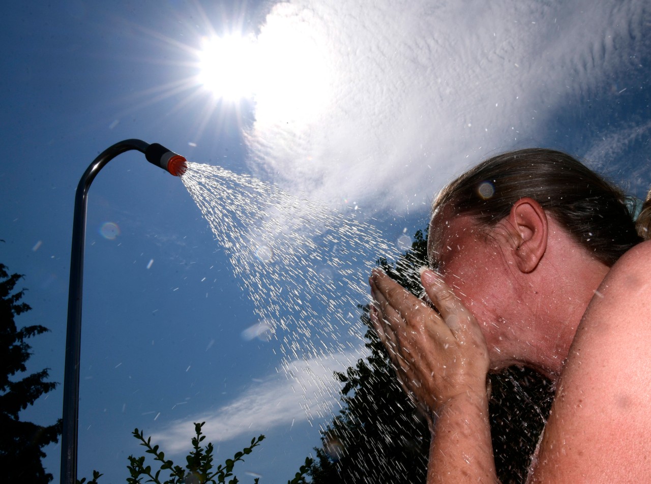 Die Hitze in Deutschland macht aktuell vielen zu schaffen. Bei der Abkühlung solltest du aber DAS beachten. (Symbolbild)