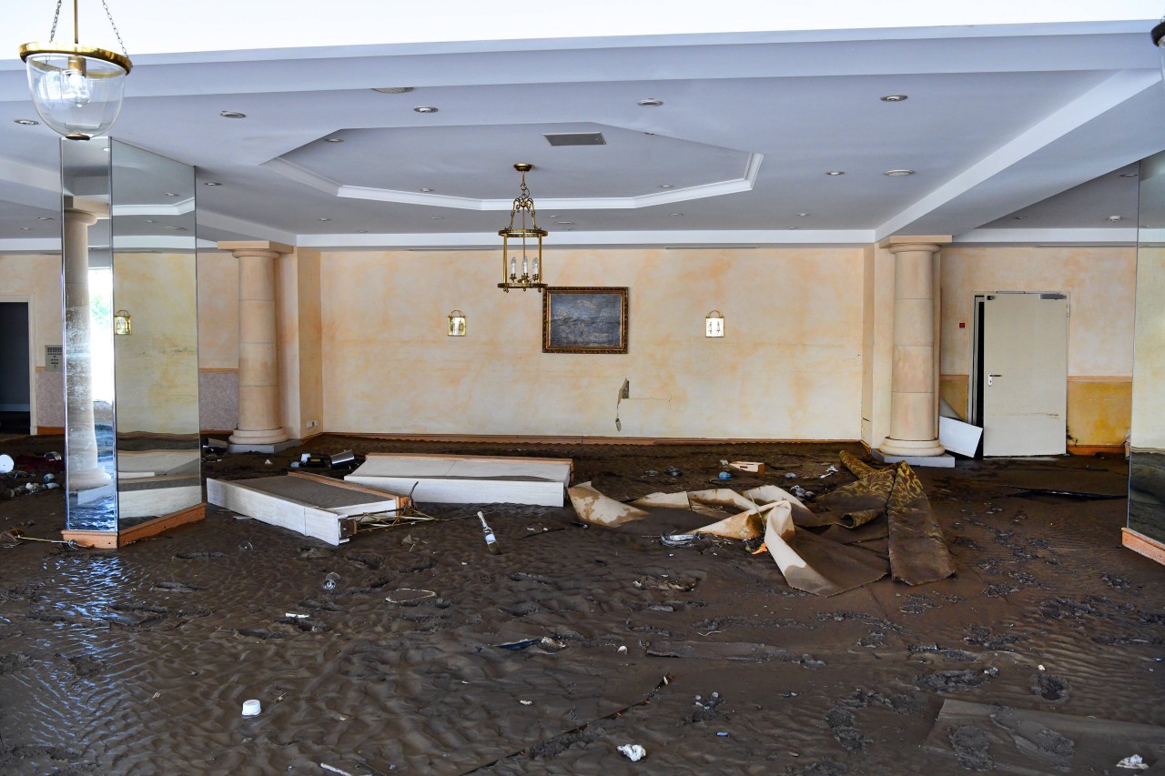 Ein zerstörtes Zimmer im Steigenberger Hotel im Kreis Ahrweiler in Rheinland-Pfalz.