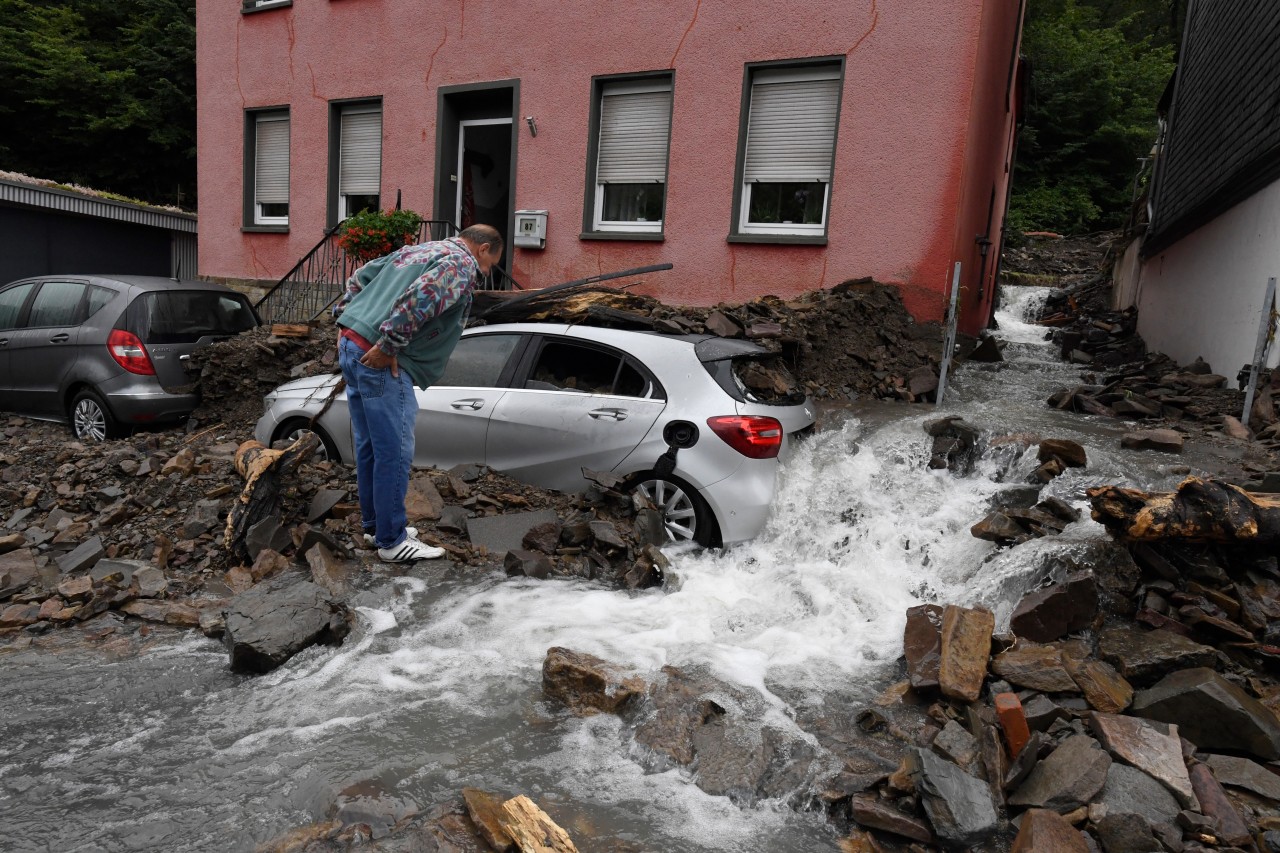 Ein Anwohner schaut sich die Hochwasser-Schäden in Hagen (NRW) an.