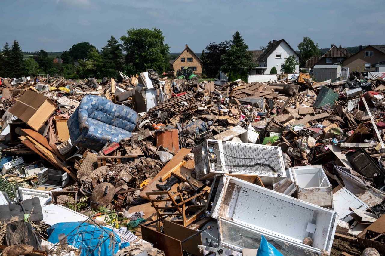 In Bad Münstereifel staut sich zerstörtes Möbiliar, hier wurden ganze Häuser von der Flut weg gerissen. 