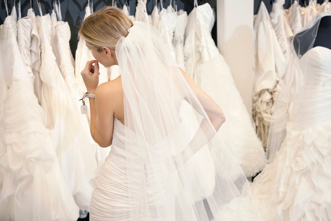 Die Frage nach dem perfekten Kleid ist wohl mit einer der emotionalsten Entscheidungen für die eigene Hochzeit. (Symbolbild)