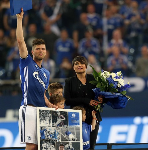Schon bei seinem ersten Abschied vom FC Schalke 04 an seiner Seite: Klaas-Jan Huntelaars Frau Maddy Schoolderman.