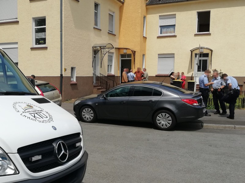 Ein Rentner wurde in seiner Wohnung in Dortmund brutal überfallen.