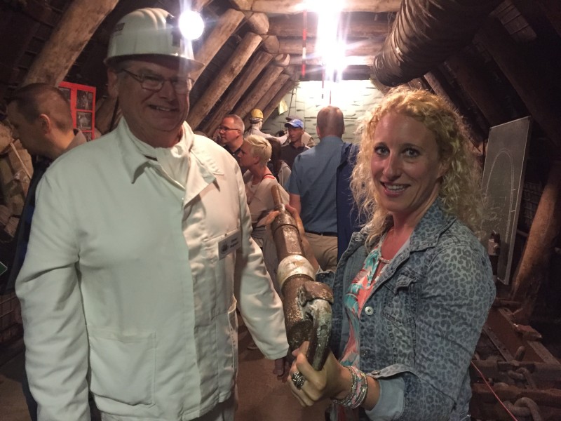 Im Besucherstollen zeigt Bergmann Dieter Rogosch Reporterin Kathrin Migenda wie schwer ein Abbauhammer ist (40 Kilo).