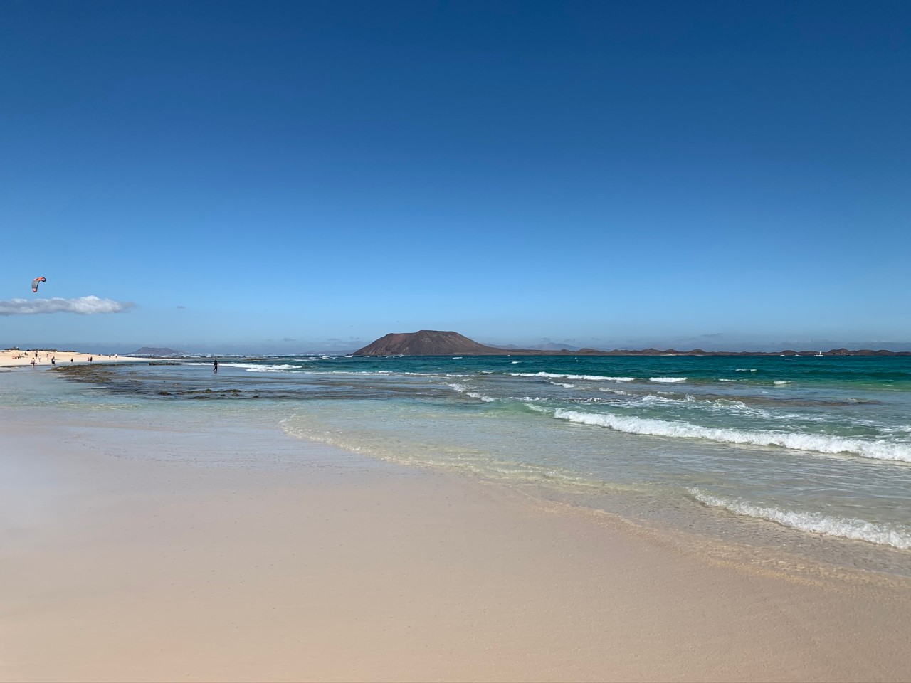 Endlose weiße Strände findet man in  Corralejo im Nordosten von Fuerteventura.