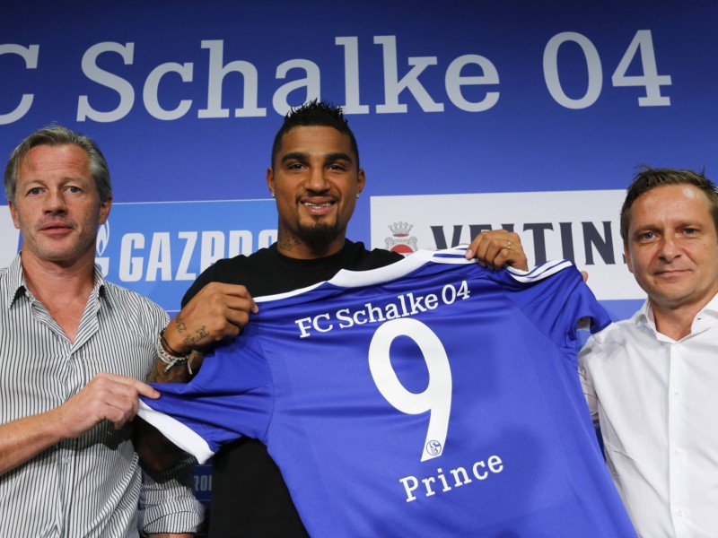 ... und wurde ein Schalker mit der Rückennummer 9. Schalker ist er eigentlich immer noch, aber er wurde vergangene Saison freigestellt. 