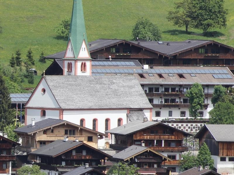 Im Ortskern von Alpbach steht eine alte Pfarrkirche. Der Tradition kommt in dem Bergdorf eine besondere Bedeutung zu: Der Baustil der Häuser ist seit 1953 unverändert.