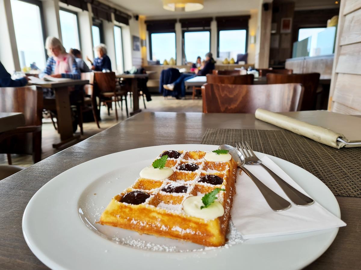  Im Pfahlbau-Restaurant Strandhütte im Ortsteil Dorf gibt es Friesenwaffel.