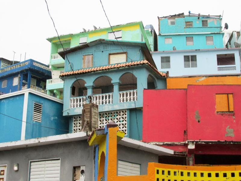 Im Stadtviertel La Perle in San Juan wirken manche Häuser wie bunte Bonbons.