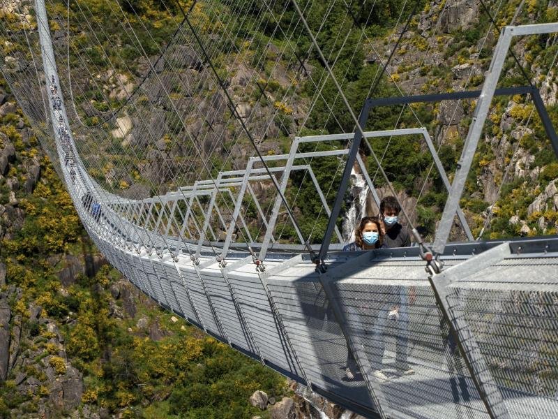 In schwindelerregender Höhe: Über einer Schlucht, durch die der Fluss Paiva fließt, führt nun eine 516 Meter lange Fußgänger-Hängebrücke.