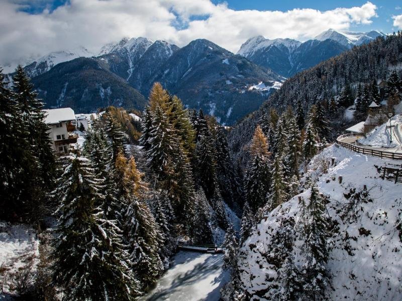 Ins Skigebiet Serfaus in Tirol führt derzeit nur eine Forststraße. Die Landesstraße L19 wurde wegen eines Steinschlag gesperrt.