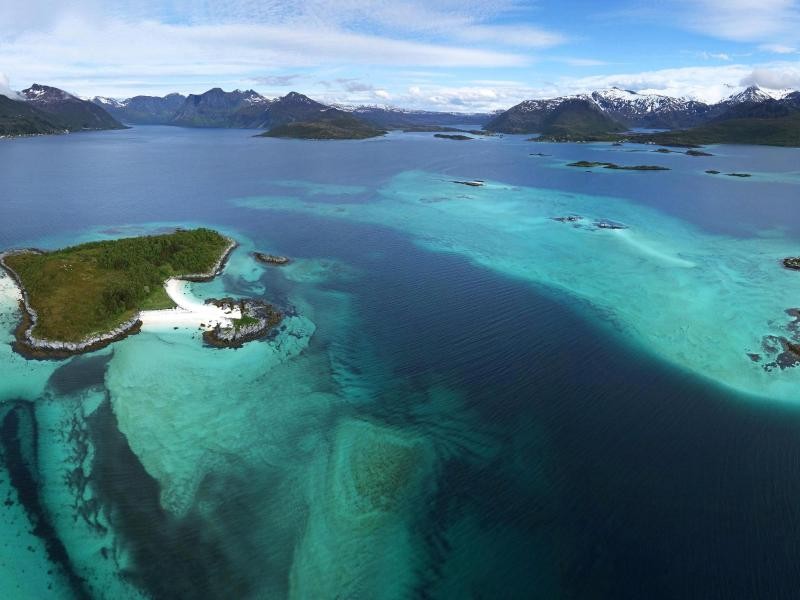 Die Farbe des glasklaren Wassers erinnert ungeschulte Augen zunächst an die Karibik - doch tatsächlich liegt Senja im hohen Norden Skandinaviens.