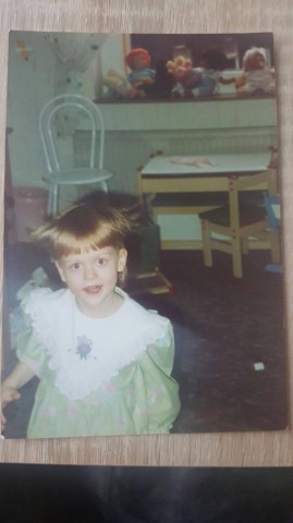 Isabelle Strauss als kleines Mädchen in ihrem Kinderzimmer.