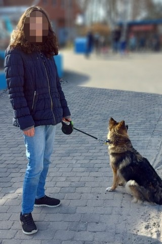 Carina S. mit ihrem Hund.