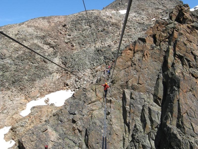 Einer der höchsten Klettersteige in den Alpen: Über Seilbrücken geht es zum Jägihorn. 