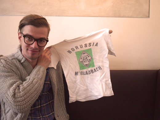 Joko Winterscheidt ist Gladbach-Fan, hier mit seinem Fan-T-Shirt aus Kindertagen Link: http://www.thisisjanewayne.com/news/2011/02/16/joko-sein-lovely-aus-kindertagen/ 