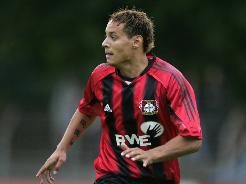 Mit durchweg guten Leistungen rückte er in den Fokus von Bayer Leverkusen. Vom 28. Januar 2004 bis zum 31. Januar 2005 spielte er ...
