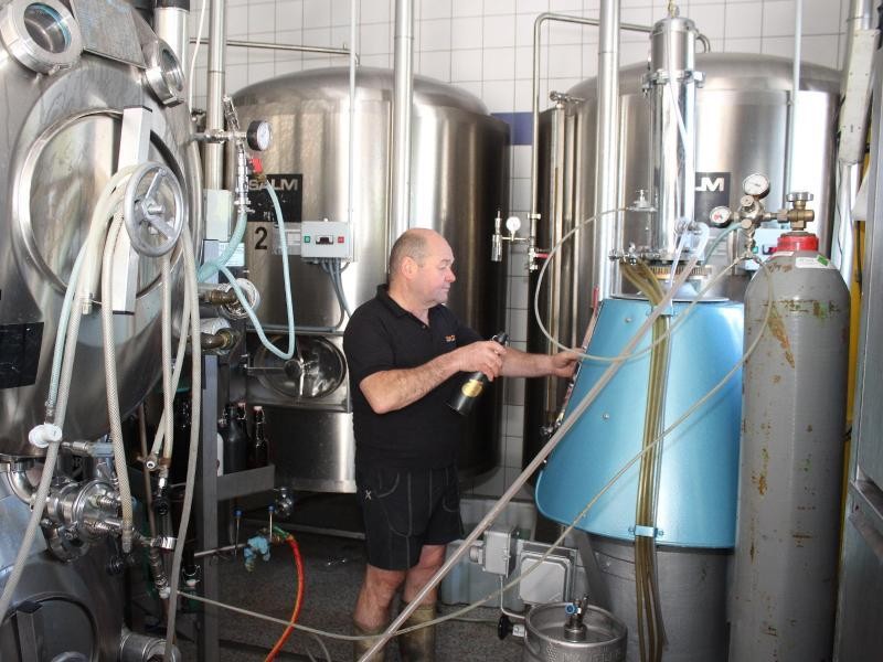 Das Innenleben von Jos Mosers Brauerei - hier entstehen fünf untergärige Biere.