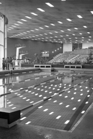 Beim flüchtigen Hinsehen könnte man fast auf einen Konzertsaal tippen: Peter Kleu zeigt 1958 das Hauptbad als grandiosen, hochmodernen Schwimmpalast.