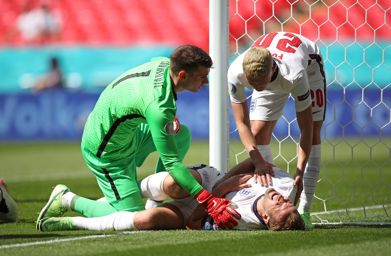 Harry Kane blieb nach einem Zusammenprall mit dem Pfosten liegen.