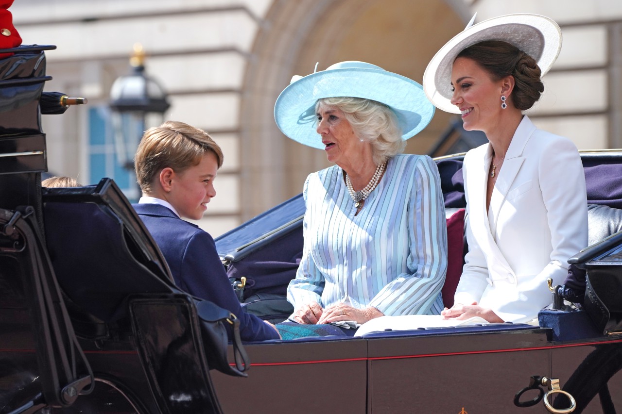 Herzogin Kate und Herzogin Camilla erscheinen in einer offenen Kutsche zum Thronjubiläum von Queen Elizabeth II.