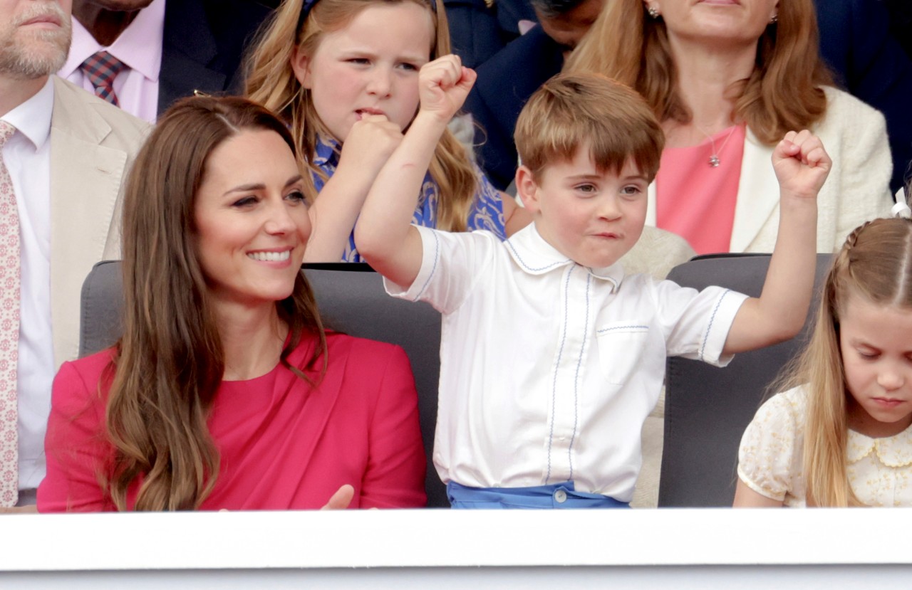 Kate Middleton hatte es bei dem Festumzug zu Ehren von Queen Elizabeth II. mit ihrem Sohn Louis nicht immer leicht.