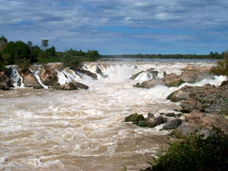 Im Süden von Laos wartet noch der Wasserfall Khone Pha Phaeng, einer der touristischen Höhepunkte, bevor es weiter nach Kambodscha geht.
