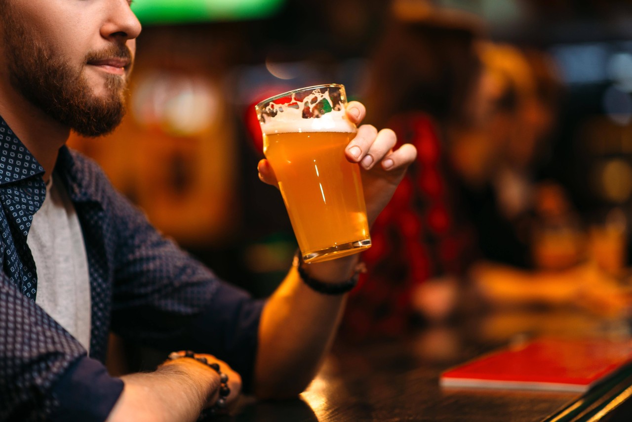 Ein Mann trinkt in Dortmund in einer Kneipe sein Bier dann wird er zum Verbrecher. (Symbolbild)