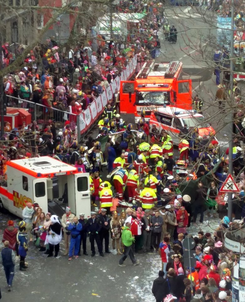 Koeln-Karneval-Rosenmontag-Umzug-Pferd-Kutsche-Unfall.jpg