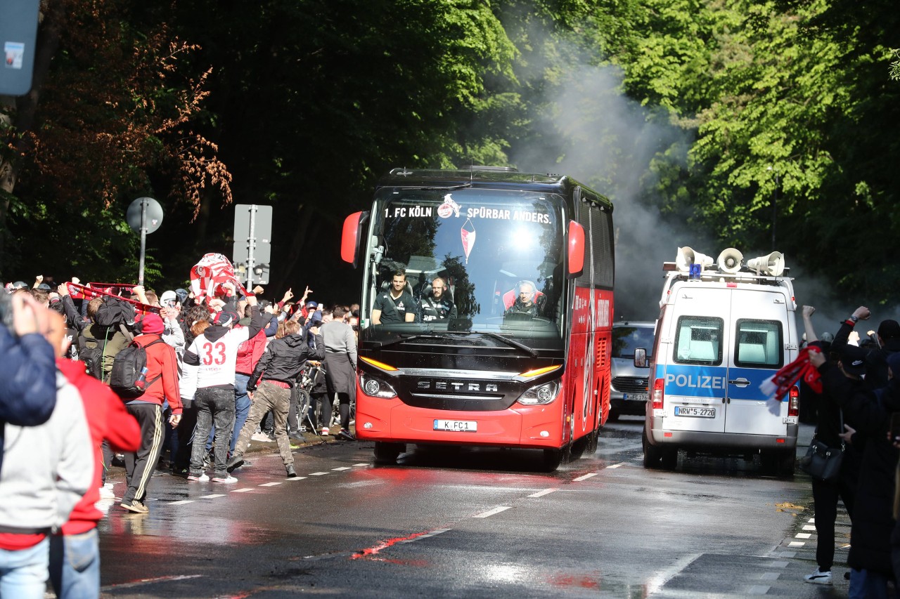Der Kölner Mannschaftsbus wird vor dem Relegationsspiel gegen Kiel empfangen.