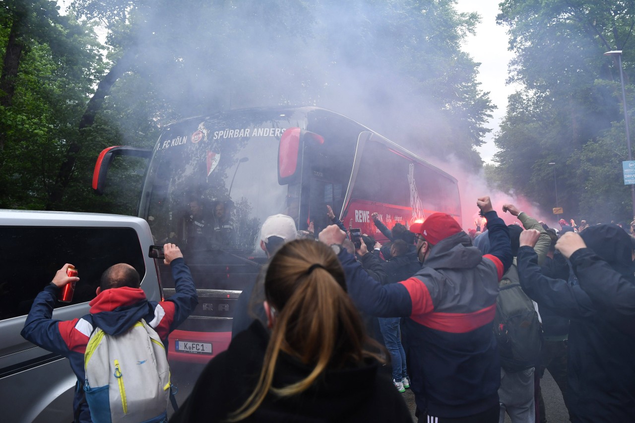 Die Köln-Fans empfingen den Mannschaftsbus vor dem Spiel.