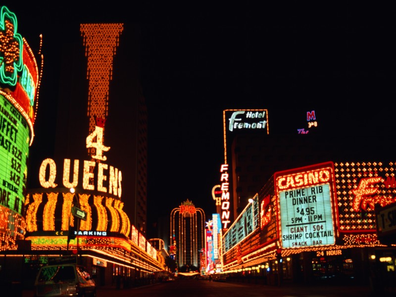 Las Vegas bedeutet übersetzt Grüne Auen und spielt auf die artesischen Quellen dort an. Heute ist die Stadt vor allem bekannt für ihre Casinos. 