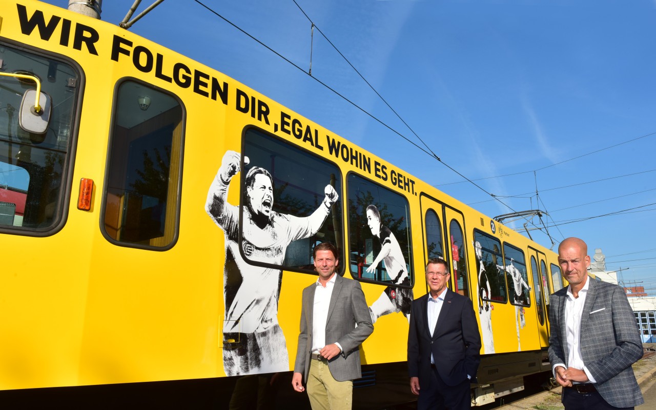 Dortmund: (v.l.) BVB-Legende Roman Weidenfeller, Vorstandsvorsitzender von DSW21 Guntram Pehlke und BVB-Geschäftsführer Carsten Cramer vor der neuen Legendenbahn. 