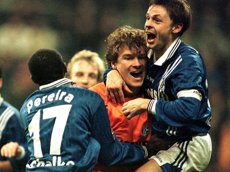 Wohl kein Überläufer polarisierte so wie er: Jens Lehmann. Zehn Jahre lang stand der Keeper für Schalke zwischen den Pfosten, machte 200 Spiele für die „Knappen“.  Unvergessen bleibt sein legendärer Kopfballtreffer in der letzten Sekunde des Revierderbys 1997 zum 2:2. 

