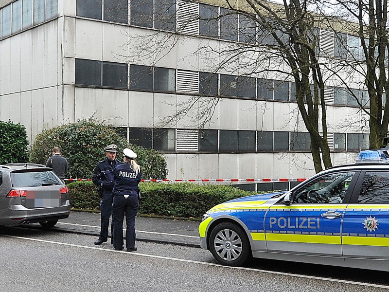 In diesem Parkhaus in Wuppertal wurde am Mittwoch die Leiche eines Mannes in einem Luftschacht gefunden. Die Polizei fahndet nun mit dem folgenden Bild: 
