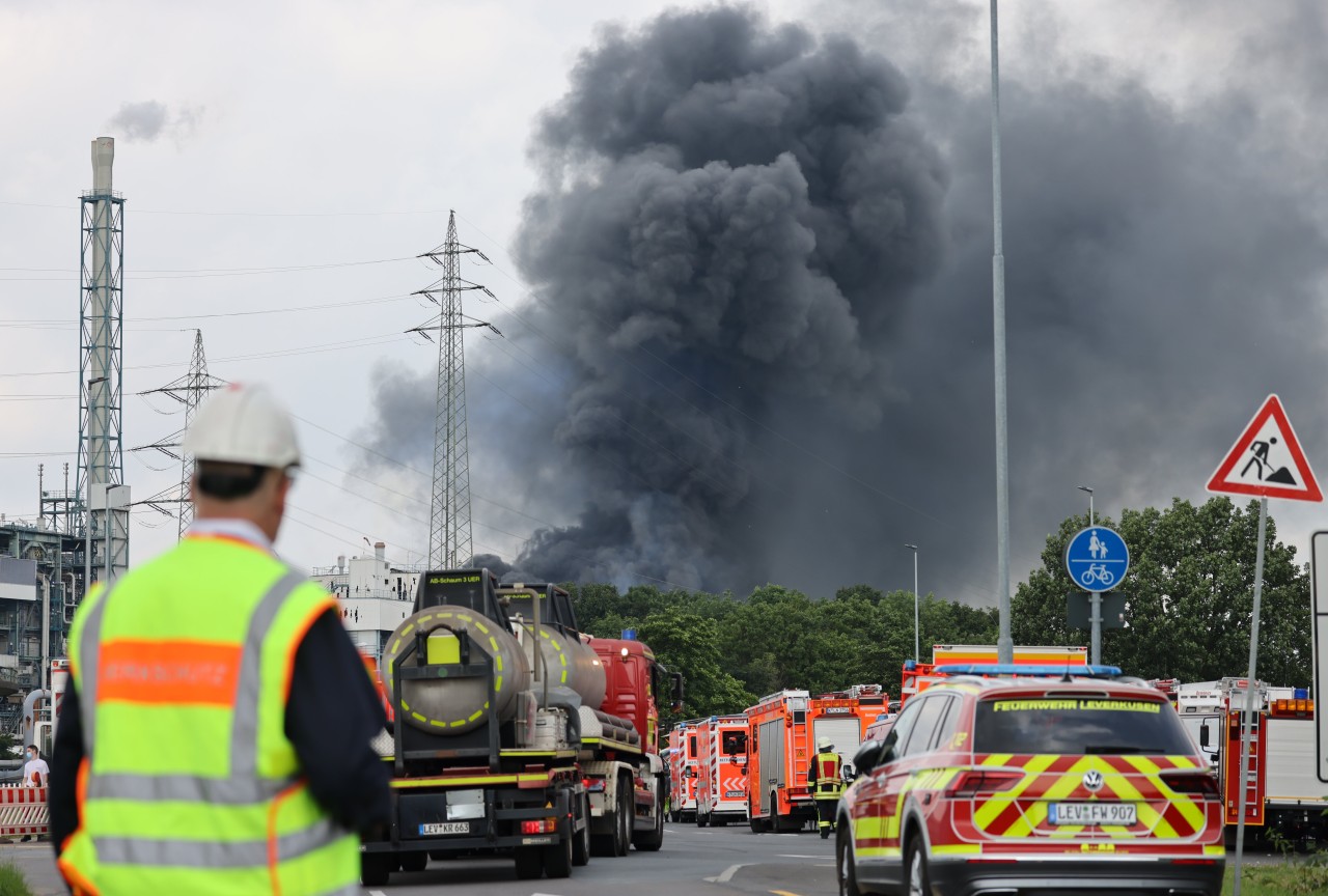 Im Chemiepark explodierte um 9.40 Uhr ein Tanklager. Die gigantische Rauchwolke war weithin zu sehen.
