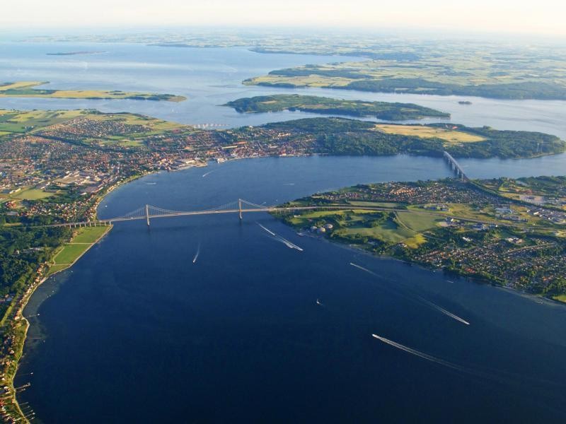 Die Brücken am Belt: Blick auf die beiden Brücken über den Lillebaelt zwischen Fredericia und Middelfart.