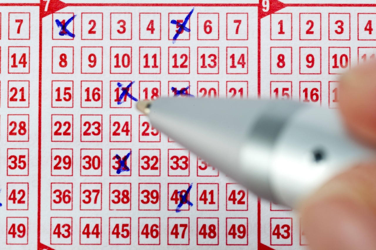 Lotto in NRW: Eine Frau gewinnt das große Geld und wird dann übers Ohr gezogen. (Symbolbild)